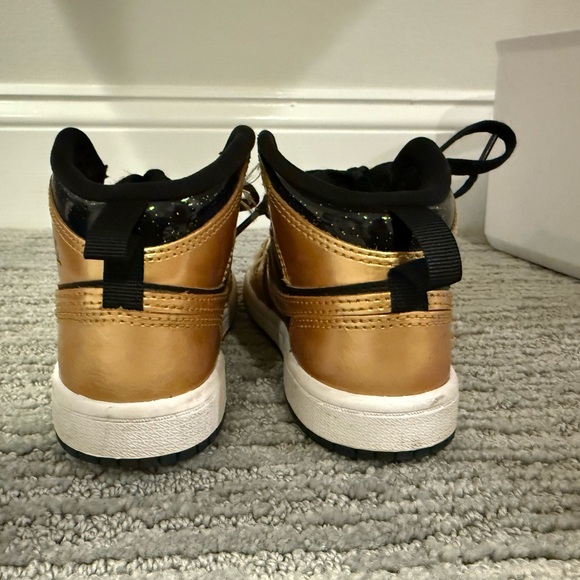 Nike Jordan 1 Mid Toddler Boys Gold and Black Hightop Sneakers - Sz 11 - Picture 4 of 9